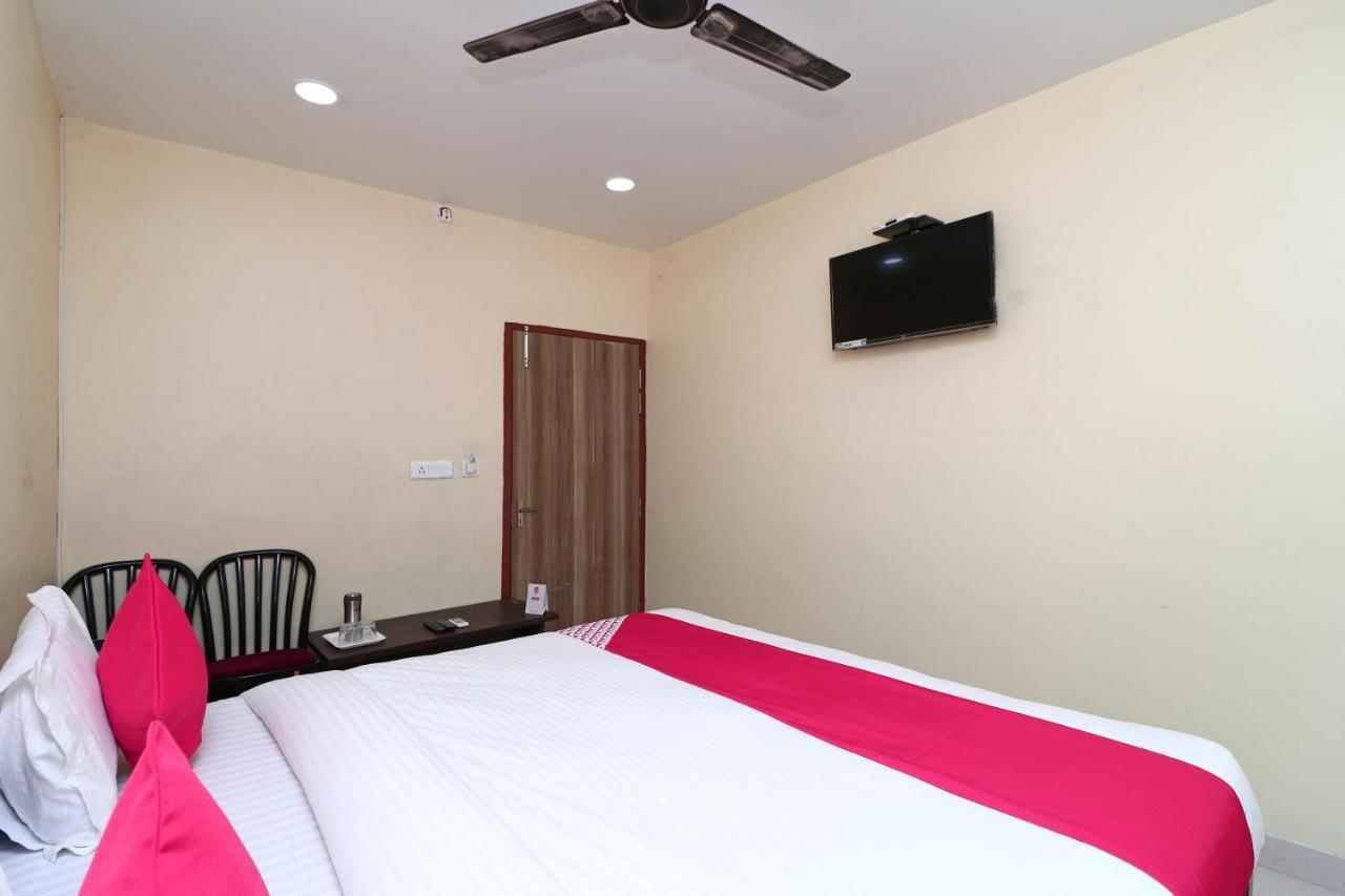 Oyo 15355 Govind Guest House Горакпур Екстериор снимка